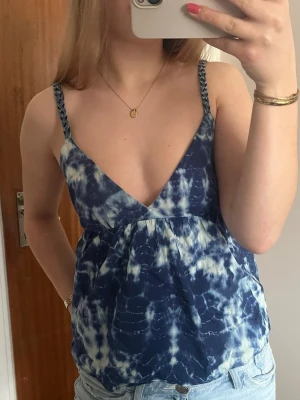 Blå topp - Så snygg blå topp från Zara, perfekt nu i sommar🤩Man knyter den själv i ryggen så den kan passa både S och M. Aldrig använd men utan prislapp