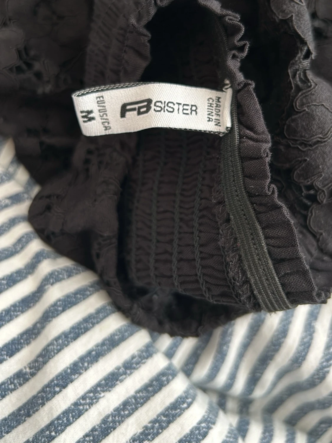 Svart croppad topp med spetsärmar - 4