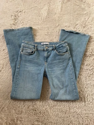 Ljusblå lowwaist bootcut jeans - Superfina blå jeans från zara. Nästan som nya, endast använda ett fåtal gånger. Säljer då de tyvärr inte kommer till användning. Strl 38 men skulle snarare säga 36. Två små hål på insidan ( syns inte på utsidan ) men det påverkar absolut inte💗