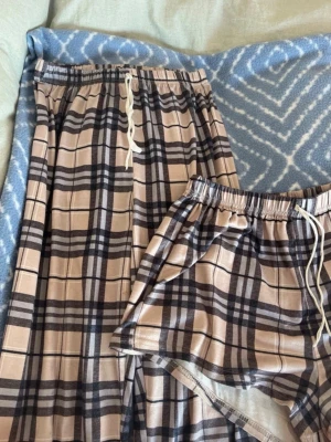 Rutiga pyjamasbyxor  - Säljer ett sett med pyjamas byxor och shorts🤍