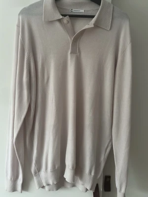 100% merinoull från cubus - Snygg beige pikétröja från C i 100% merinoull. Tröjan har klassisk krage, två knappar vid halsen och långa ärmar. Mjuk och tunn kvalitet som känns lyxig mot huden. Perfekt för dig som gillar stilrena och enkla plagg.