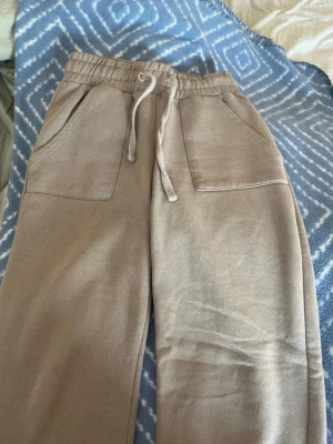 Beige mjukisbyxor - Säljer mina mjukisbyxor från lager, säljer billigt då det är en fläck i bak ( se på bild 2), fläcken går nog bort med fläckborttagnings medel🤍