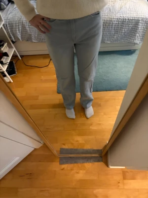 Ljusblå raka jeans - Säljer ett par ljusblå jeans med rak passform (straight) och hög midja. Jeansen har klassiska fem fickor och stängs med dragkedja och knapp. Perfekta till en avslappnad stil och passar till det mesta. Materialet är denim i bomull. Nyskick 499. 
