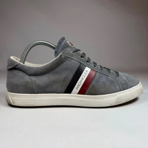 Moncler skor  - Snygga grå sneakers från Moncler i mocka med vita sulor. Riktigt fräscha skriv vid frågor🙌🙌🤩