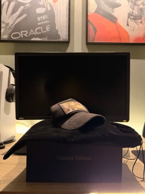 ✨ LIMITED EDITION – MAGGIORE S3 ✨ - Exklusiv sammet möter modern konst.  en unik keps skapad för dig som vill bära något utöver det vanliga. Med sin sofistikerade design och konstnärliga detalj blir den mer än bara ett plagg – det är ett statement.    🖤 Premium velvet-finish 🎨 Konstnärlig frontdesign 🔥 Begränsad upplaga Boxen samt dustbag följer med vid köp. Vid minsta fråga så är det bara att höra av dig så svarar jag så fort jag kan🤝🏽mvh Elias 