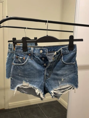 LEVIS 501’ shorts - Nya, aldrig använda 501or från Levis! Sitter otroligt snyggt på. Stl W23. Kan hämtas eller skickas!