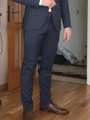 Tiger of Sweden kostymbyxor herr  - Snygga mörkblå kostymbyxor med rak passform och klassisk midja. Byxorna har bälteshällor och knappgylf. Perfekta till skjorta eller kavaj för en clean och stilren look.Köpt för 2400kr. Använd bara en gång. På studenten .