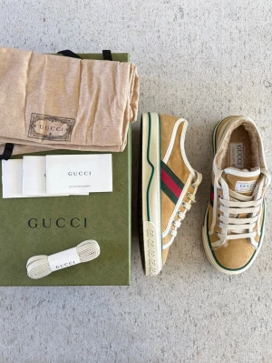 Gucci sneakers  - Gucci sneakers i modellen ”Tennis 1977”. Fluff inuti. Storlek 35,5 men passar även 36. Endast använda 1 gång så mycket bra skick! 
