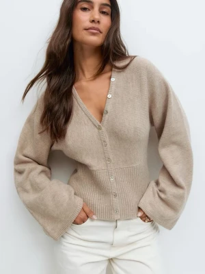 Beige kofta från Gina Tricot - Säljer denna från Gina tricot då den inte kommer till användning. Inga defekter. Slutsåld i nästan alla storlekar