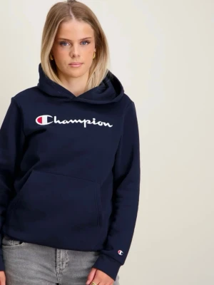 Mörkblå hoodie från Champion - Snygg mörkblå hoodie från Champion med stor logga broderad på bröstet och liten logga på ärmen. Klassisk känguruficka framifrån och är i från barnavdelningen i storlek 150/155. Perfekt för en avslappnad och sportig stil.