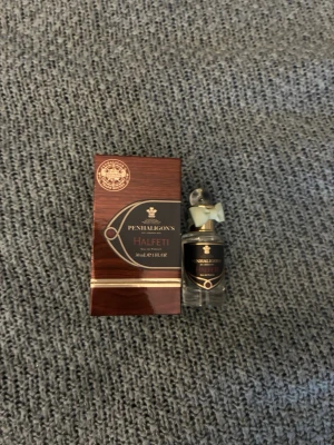 Penhaligons halfeti 30ml  - Batchkod: 43041) Jag säljer denna parfym från penhaligons, cirka hälften kvarstår (15ml) . Detta är en mycket exklusiv och rik doft, jag älskar den men har en större halfeti nu och därför säljer jag denna. Den håller länge och därför krävs bara ungefär två sprut så 15ml räcker en lång tid. 