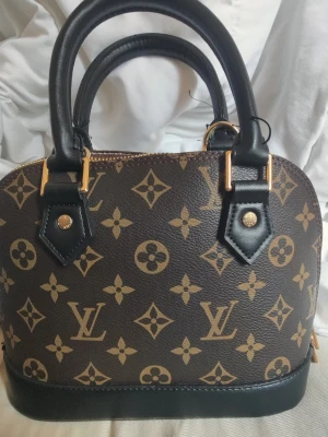 Handväska  - Denna handväska är från nån stans kommer inte säga här för det går inte för då kommer jag bli blockerad skriv till mig om du vill veta