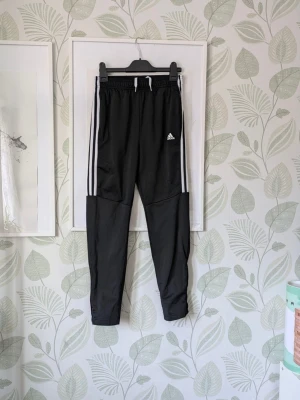 Adidas Träningsbyxor Storlek M / 11-12 År/ 152 - - Använd en gång så den är i jättefint skick.  - Syns någon miniluddnopper i innerdelens midjesöm. -Fler bilder kan skickas. - Köpt på intersport förra våren, kvitto finns att se om man vill innan köp.  - Jag kan ha missat någon miniskavank men jag har försökt att granska plagget så gott det går.