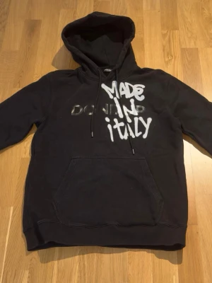 Svart hoodie från Dondup - Svart hoodie från Dondup, sällsynt hoodie få exemplar. Sparsamt använt i bra skick. Nypris:3000. Pris kan diskuteras vid snabb affär