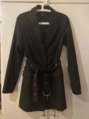 Svart Amisu Kavaj - Svart kavaj från Amisu, köpt från New Yorker. Använd ett par gånger men är i mycket bra skick utan skavanker. Skärp medföljer.