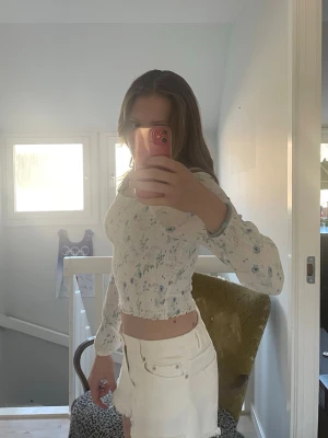 Blommönstrad tröja - Gullig långärmad blommig tröja som är lite kortare i midjan. Jag är 165 cm och tröjan är storlek 170. Materialet är tunt och luftigt, perfekt för en varm sommardag! ☀️💖