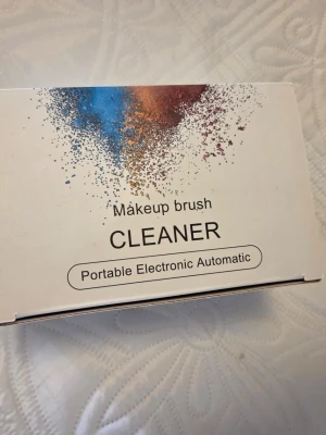 Elektronisk sminkborstrengörare - Smidig och portabel elektronisk rengörare för sminkborstar. Automatisk funktion som gör det enkelt att hålla borstarna rena. Levereras med tillbehör och förvaringspåse. Perfekt för dig som vill ha rena borstar snabbt och enkelt. Alternativt att använda till att skaka lim till fransförlängning