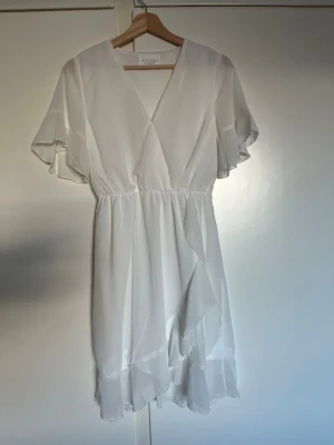 Vit klänning  - En jättefin vit klänning från sisters point. Perfekt för skolavslutning eller sommarevent! Säljs inte längre tror jag. Klänningen är i väldigt gott skick då den endast är använd en gång.