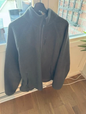 Mörkgrå teddyjacka med dragkedja från lager 157 - Mörkgrå teddyjacka med dragkedja från lager 157