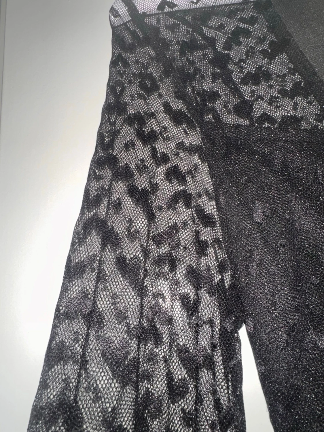 Svart glittrig jumpsuit med spetsärmar - 2