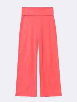 Coral pants  - Säljer ett par korallrosa mjukisbyxor med bred linning och utsvängda ben. Storlek XS petite men sitter som ett par XS. Helt nya med lappen kvar, aldrig använda. Helt slutsålda på hemsida💗