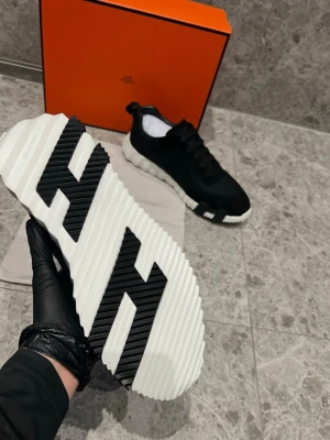 H skor - Tja! Säljer nu mina super snygga märkes sneakers. Mycket fina och populära sneakers som passar de flesta outfits. Alla tillbehör medföljer vid köp. Skriv privat vid minsta lilla fundering!