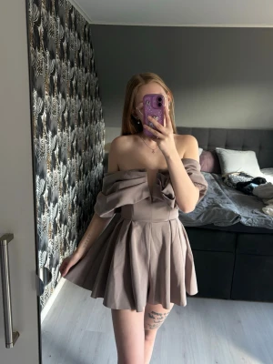 Grå playsuit - ASOS - Super snygg grå playsuit med off shoulder-design och v-ringning ifrån ASOS 🩶 Storlek 38 Endast använd en gång på min student - som ny, super fint skick!! 🫶🏻  Jag är 167cm lång för referens 🥰