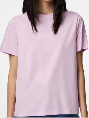 Ljusrosa basic t-shirt i bomull - En enkel och stilren ljusrosa t-shirt med rund hals och korta ärmar. Perfekt för dig som gillar en clean look och vill ha något mjukt och bekvämt. Materialet är bomull och passformen är normal, vilket gör den lätt att matcha med jeans eller shorts. Köpt från pieces. OBS! Tröjan är mörkare än vad den är på första bild❤️