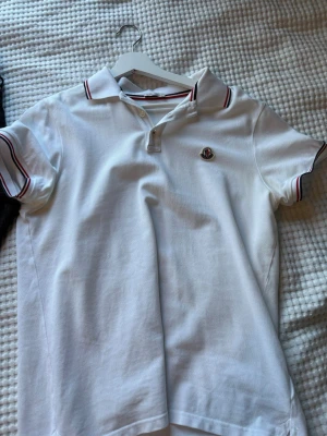 Vit Moncler pikétröja med röd detalj - Moncler pike!.