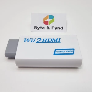 Wii till HDMI-adapter Full HD - Wii2HDMI-adapter som gör det möjligt att koppla din Nintendo Wii till en HDMI-skärm. Ger Full HD 1080p-upplösning och har en kompakt, vit plastdesign med blå text. Enkel att använda, bara plugga in och spela utan extra drivrutiner.