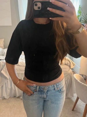 Figursydd t-shirt - Så himla fin T-shirt med vida armar och resår i midjan som gör att det sitter tight🥰Perfekt till jeans eller kostymbyxor för en clean och stilren look!❤️‍🔥 köpt på Gina för ett tag sen men inte kommit till använding. !pris kan diskuteras vid snabb affär!