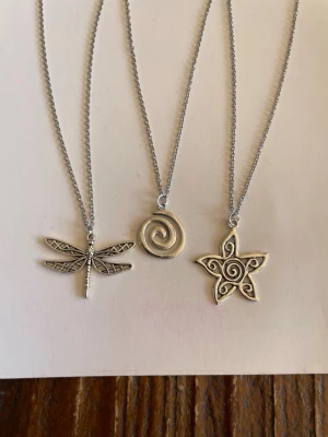 3 halsband  - Jag och dottern gör halsband och säljer nu här nån/några av favoriterna  .  Halsband är rostfritt stål 50cm, berlock är zinklegering . Priserna är fasta 