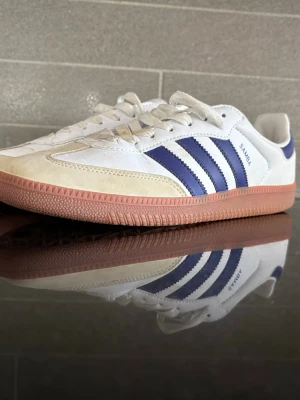 Adidas sambas  - Säljer nu dessa sjukt feta sambas! Helt perfekt till sommaren och nästan i helt ny skick. Skriv om du har några frågor😁