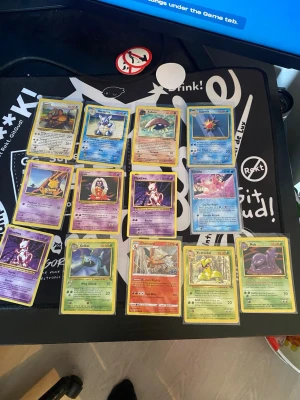 Skriv priser.                      Stor samling Pokémonkort - Säljer en stor samling Pokémonkort med blandade generationer och motiv. Korten har färgglada illustrationer och klassisk gul ram. Perfekt för dig som vill bygga ut din samling eller spela med vänner. Innehåller både vanliga och ovanliga kort från olika serier.