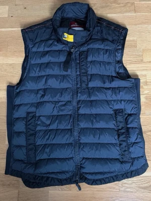 Parajumpers väst - Jag säljer en Parajumper väst som köptes nu på Hazens för 4500 kr. Västen är i utmärkt skick och är i storleken M. Hör av er vid fler frågor!