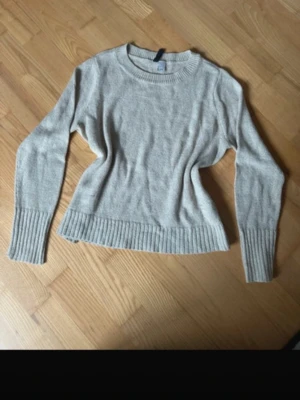  stickad tröja H&M - En enkel och stilren  stickad tröja från H&M. Tröjan har rund halsringning, långa ärmar och breda ribbade muddar vid ärmslut och nederkant. Perfekt basplagg i mjukt material som passar till det mesta.