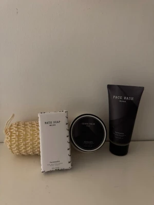 Hudvårdsset med musk från mybeautycare.se - Snyggt hudvårdsset med doft av musk från mybeautycare.se. Innehåller en svart ansiktstvätt (face wash), en vit rakbalsam (shave balm), en vit badtvål (bath soap) och en beige skrubbsvamp. Perfekt för dig som vill ha en fräsch och enkel hudvårdsrutin eller ge bort ett fint kit till mannen☺️🌟