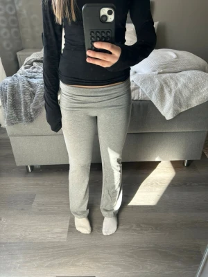 Gråa bootcut mjukisbyxor - Säljer ett par gråa byxor med bootcut-modell perfekt för sommaren elelr när som 💞