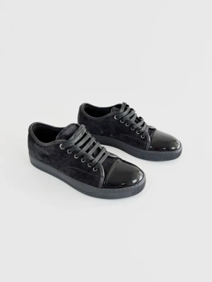 Lanvin cap toe skor - | Säljer ett par Lanvin cap toe sneakers i riktigt bra använt skick | Storlek: 39/UK5 | Dustbag ingår | Hör av dig vid frågor eller funderingar