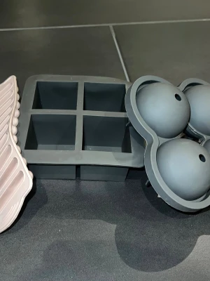 Isformar i silikon, 3-pack - Set med tre isformar i silikon. En form för avlånga isbitar, en för stora fyrkantiga isbitar och en för runda isbitar.