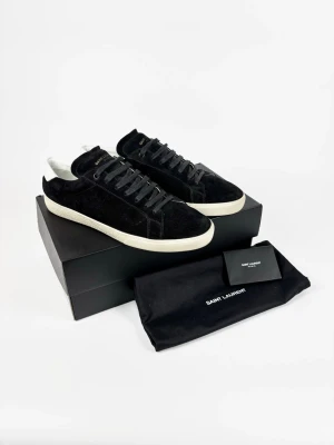 Saint Laurent sl/06 skor - | Säljer ett par Saint Laurent sneakers i riktigt bra använt skick | Storlek: 44 | Box, kort & dustbag ingår | Hör av dig vid frågor eller funderingar 