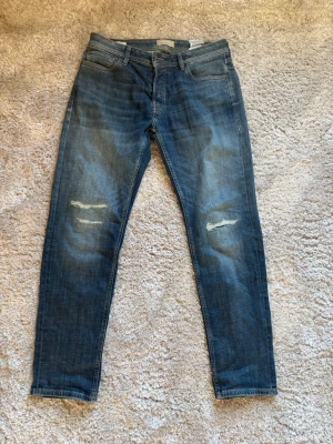 Jack & jones jeans - Hej! Jag säljer dessa tvär feta jack & jones jeans i storlek 31/32. Modellen på dessa är tapered/mike. Jag har knappt använt dom då dom sitter för tight på mig så dom är väldigt fräscha. Hör av er vid intresse👍