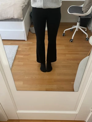Svarta bootcut leggings - Säljer ett par svarta leggings med bootcut-modell och hög midja. De är stretchiga och sitter tajt över låren men har utsvängda ben. Perfekta till en avslappnad och trendig look. De är i storlek 158 men skulla säga att de är ganska små i storlek så passar bättre på någon som brukar ha runt 146/152 eller liknande. Jag brukar normalt ha 158/164 men de är små och korta på mig.