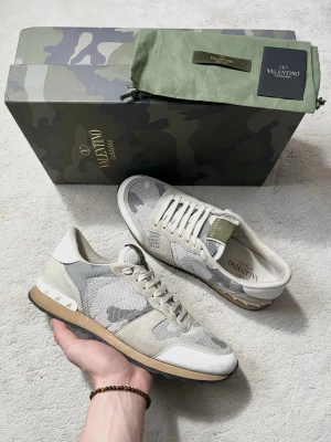 Valentino Rockrunner Skor - Valentino rockrunners i en väldigt snygg och unik modell som passar perfekt till vår och sommar! Fint skick 9/10, inga tydliga defekter. Med en liten tvätt blir de 10/10. Alla tillbehör medföljer. Kontakta mig för fler frågor och funderingar!