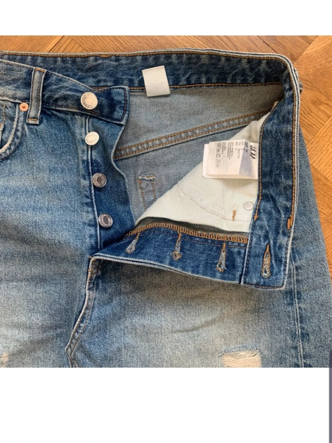 Blå jeanskjol med slitningar - 2