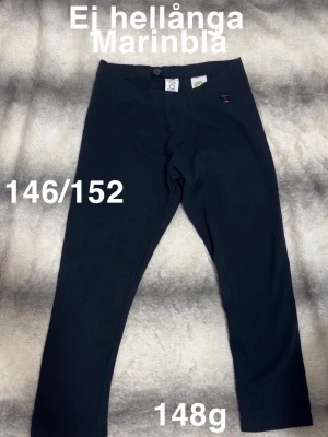 Marinblå leggings - Säljer ett par marinblå leggings med enkel design. Perfekta för dig som gillar bekväma och stilrena byxor. 🌸 Eventuell liiite ljusare på knäna. Storlek 146/152