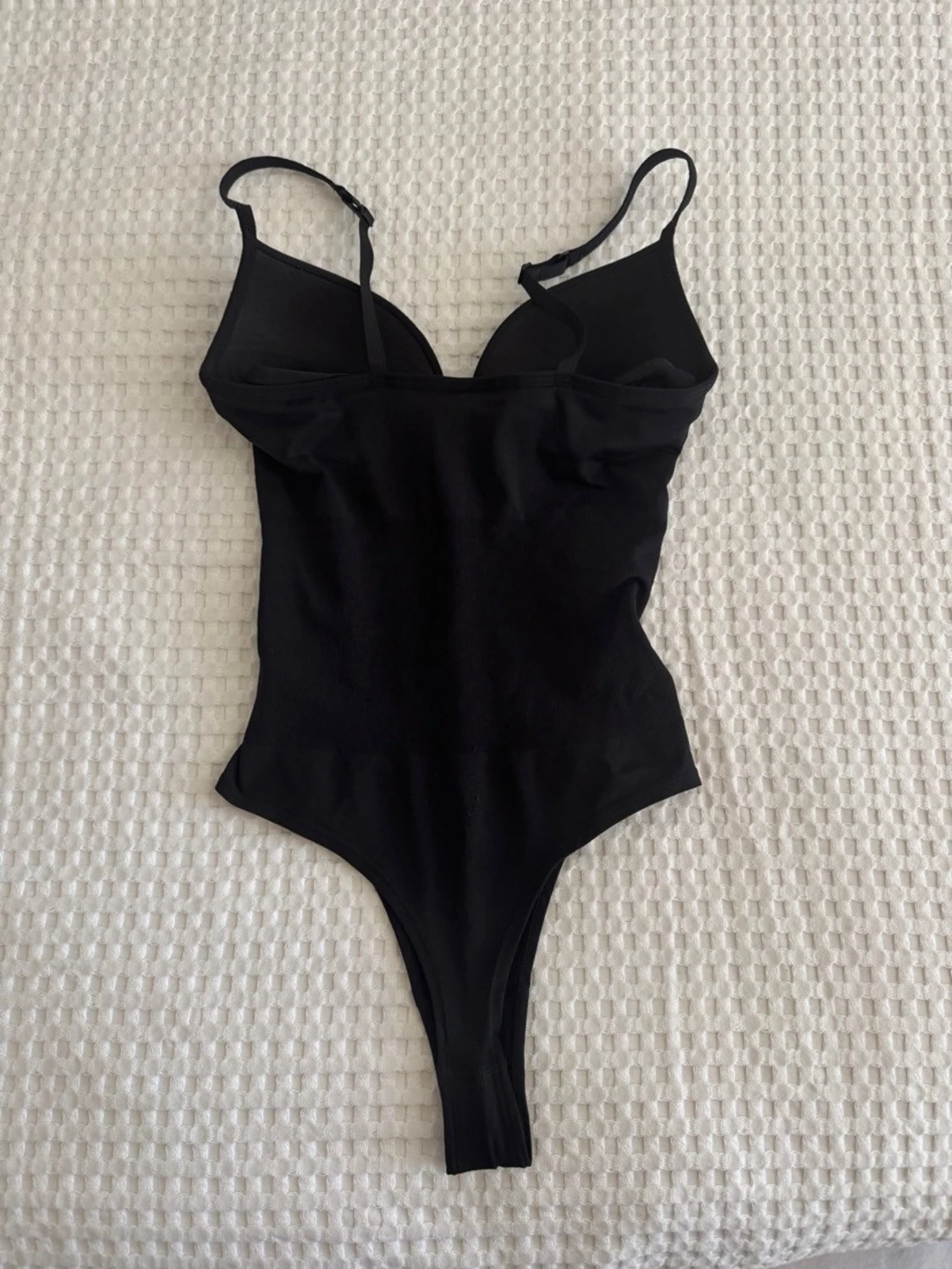 Svart body med tunna axelband - 1