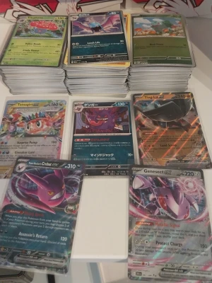 Pokémonkort samling med rare och holo - Stor samling Pokémonkort med flera rare och holo, bland annat Crobat ex, Genesect ex, Ting-Lu ex, Tatsugiri och Gengar. Kort i olika färger och motiv, både engelska och japanska versioner. Perfekt för dig som vill utöka din samling eller spela Pokémon TCG.