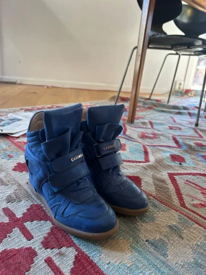 Isabel marant liknande skor  - Säljer ett par skitsnygga isabel marant liknande skor som tyvärr aldrig kommit till användning av mig då de inte passade. Ställ gärna frågor!💗 