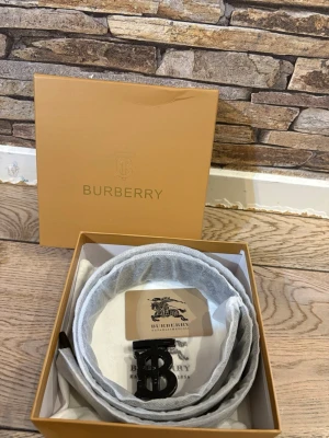 Burberry bälte  - Ett super snyggt burbbery bälte som är dubbel sidigt med färgärna brunt o svart! | Skick; 10/10 inga defekter | Allt og medföljer! | strl; 115cm | Pris kan diskuteras vid en snabb och smidig affär/Mvh Nitro👨🏽‍🎨